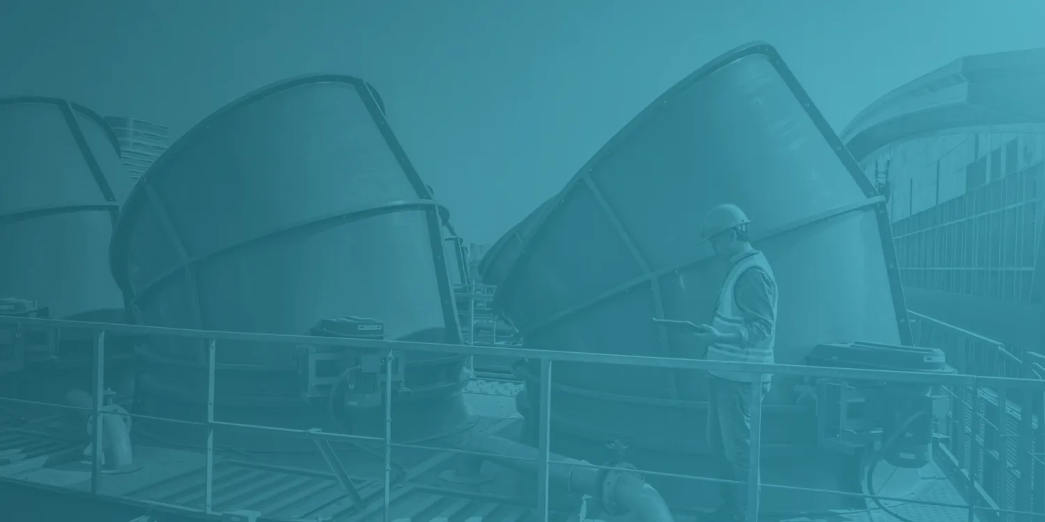 Arbeiter auf dem Dach einer Industrieanlage